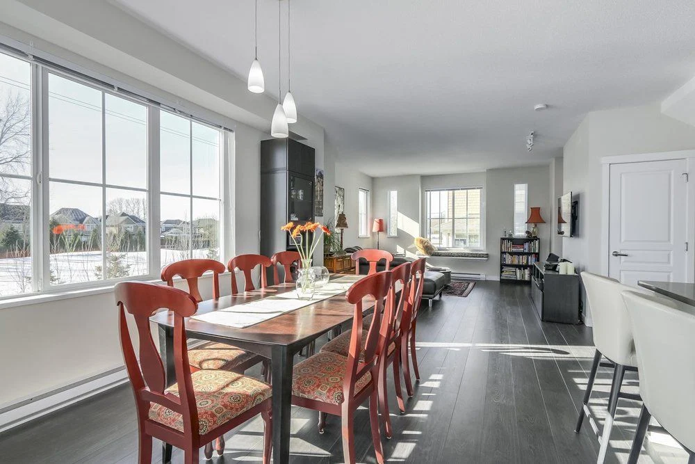 Bright, freshly cleaned open-plan home with dining area and living room